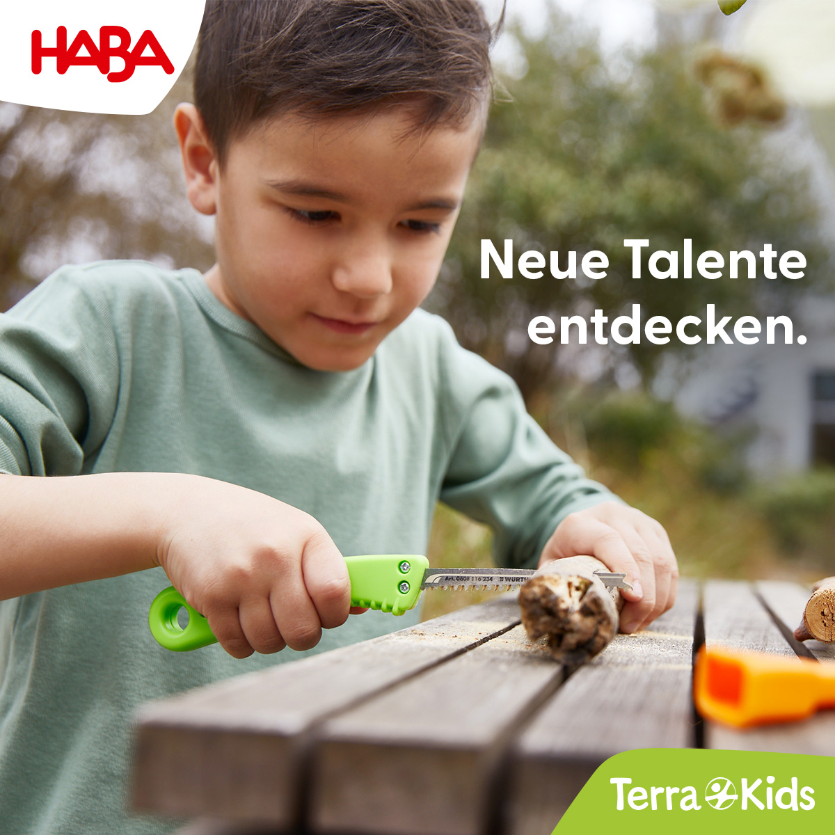 Kind mit Werkzeug von HABA