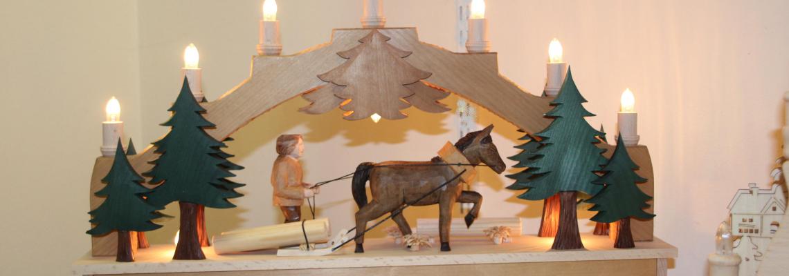 handgeschnitzte Figuren und Lichterbögen